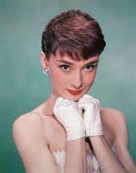 : “Capturing Elegance: Rediscovering Audrey Hepburn Through 40 Unseen Photos”